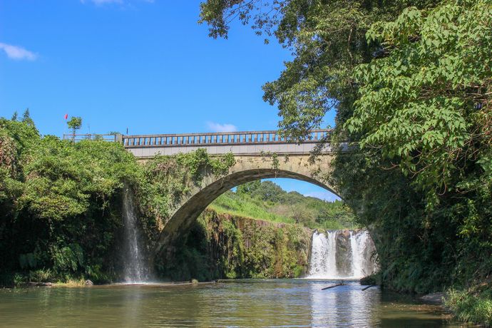 晴れた日の金山橋と板井手の滝