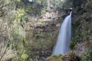 比志島の滝：鹿児島中央駅から10kmにある落差17mの滝