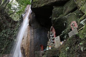 幸加木神社の滝:小川のせせらぎも心地よい神社内の滝