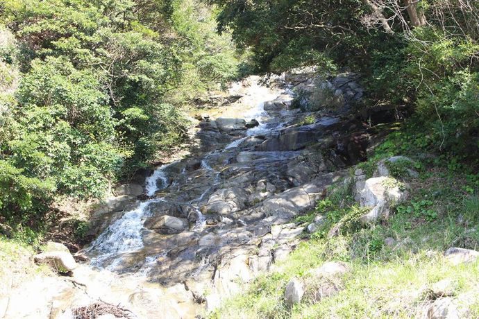 高田の滝:岸良海岸を対面に望む なだらかな滝