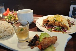 トワ・メゾン：美術館併設 車いすの方にもやさしいカフェ　@谷山