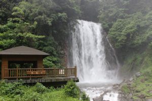 丸尾の滝：霧島にある温泉が流れ込んでいる滝