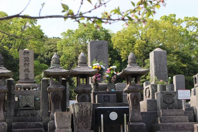 西郷隆盛のお墓を中心に桐野利秋のお墓や篠原国幹のお墓も並ぶ