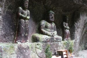 岩堂観音磨崖仏：南北朝時代に彫られた県指定の文化財