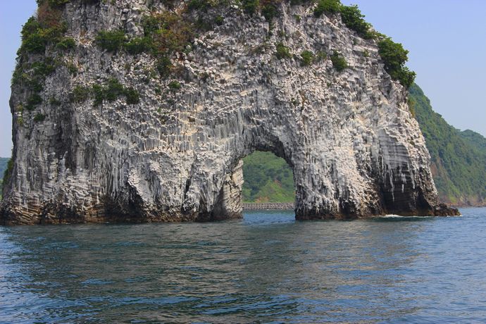 指宿山川の漁船クルージングが熱い！沖に浮かぶ岩場のトンネルを見に行こう！