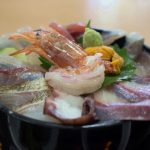 長島の「お食事処かざぐるま」で魚介がふんだんに使われた海鮮丼ランチを堪能！