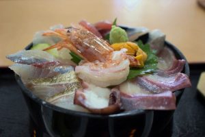 長島の「お食事処かざぐるま」で魚介がふんだんに使われた海鮮丼ランチを堪能！