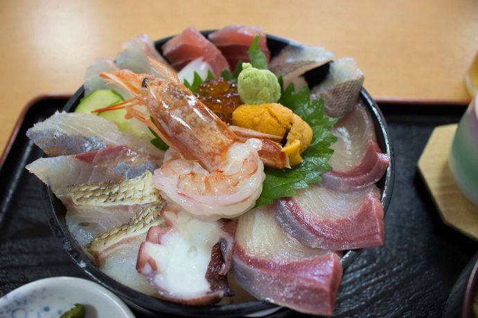 長島の お食事処かざぐるま で魚介がふんだんに使われた海鮮丼ランチを堪能