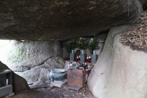 【鹿児島市春山町】岩屋観音：巨石が重なり合う洞窟の観音様