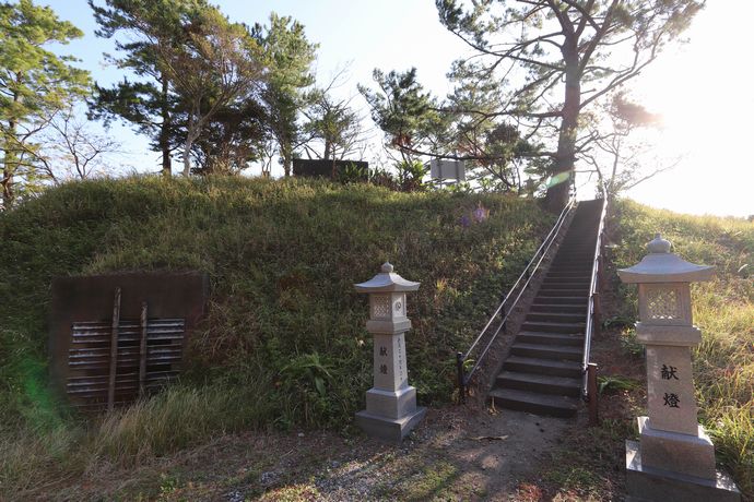防空壕後にある慰霊碑