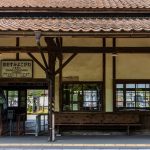 大隅横川駅:国の登録有形文化財である明治の駅舎と観光列車はやとの風【霧島市横川町】