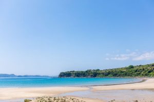 小浜海水浴場：長島を代表する浜は夏のキャンプの絶好スポット！