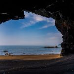 戸ヶ峯海岸の海蝕洞：指宿市山川の海岸で洞窟から開聞岳を眺めてきた