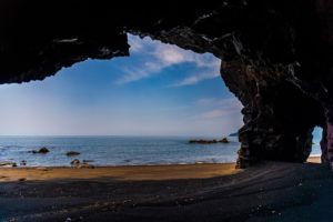 戸ヶ峯海岸の海蝕洞：指宿市山川の海岸で洞窟から開聞岳を眺めてきた
